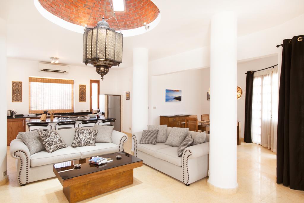 Red Rock Apartments دهب الغرفة الصورة