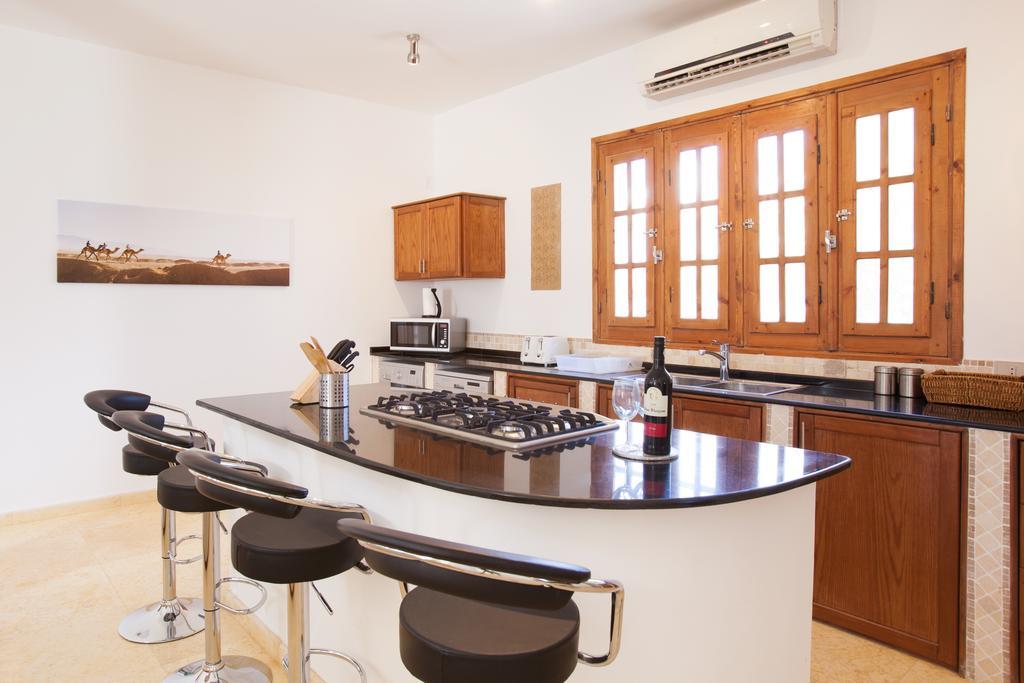 Red Rock Apartments دهب الغرفة الصورة
