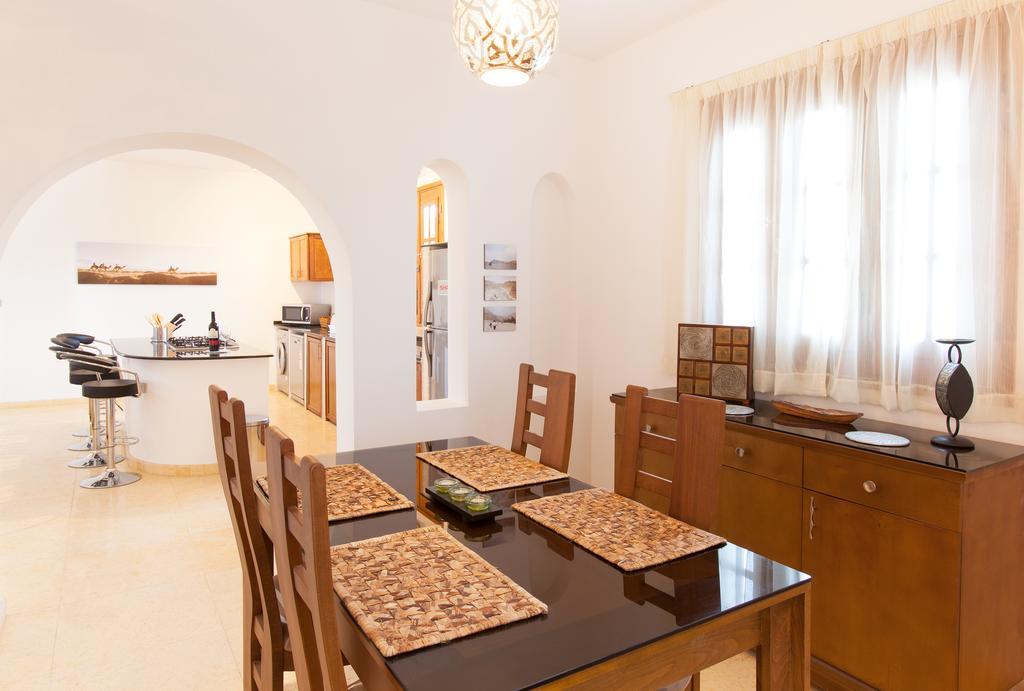 Red Rock Apartments دهب الغرفة الصورة